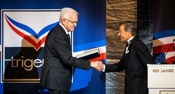 Ministerpräsident Winfried Kretschmann (l.) und Wolfgang Grupp (r.) (Bild: picture alliance / Philipp von Ditfurth / dpa)