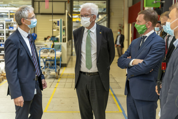 Ministerpräsident Winfried Kretschmann (M.) und der sächsische Ministerpräsident Michael Kretschmer (r.) bei der Firma SICK Engineering GmbH in Ottendorf-Okrilla (Bild: Staatsministerium Baden-Württemberg)