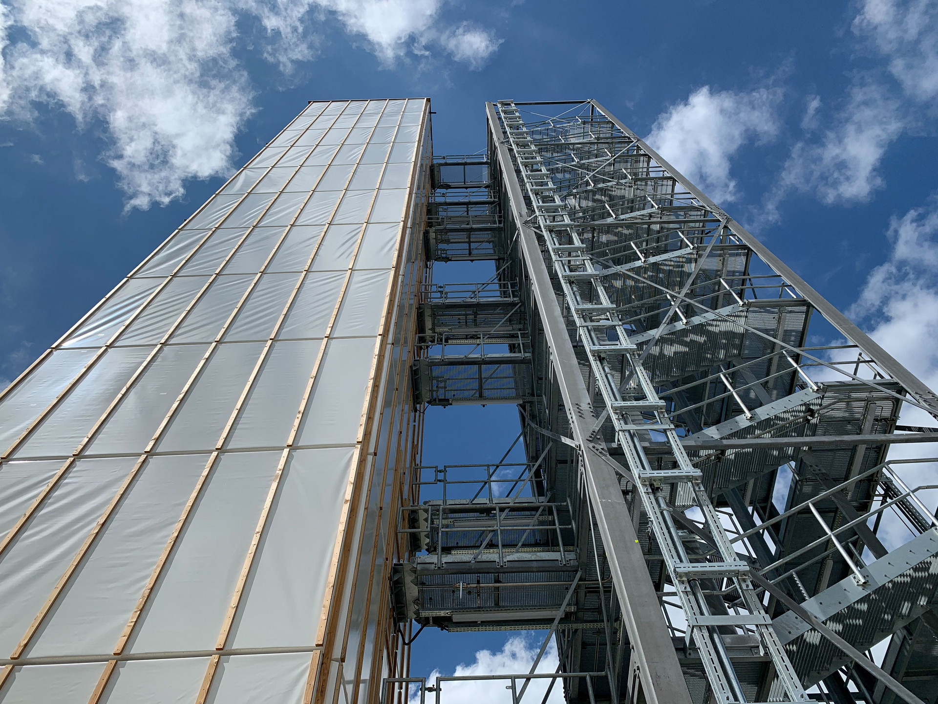 Das weltweit erste adaptive Hochhaus auf dem Campus Vaihingen der Universität Stuttgart.