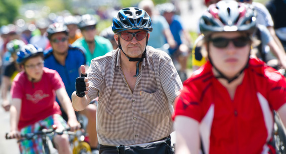 Teilnehmer der ersten Rad-Sternfahrt fahren durch Stuttgart. (Foto: © dpa)