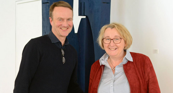 Der Intendant des Landestheaters Württemberg-Hohenzollern Tübingen Reutlingen Thorsten Weckherlin (l.) und Kunstministerin Theresia Bauer (r.) (Bild: © Ministerium für Wissenschaft, Forschung und Kunst Baden-Württemberg).