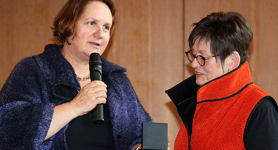 Staatssekretärin Theresa Schopper (l.) überreicht Sonngard Dohrn (r.) die Staufermedaille des Landes Baden-Württemberg. (Foto: © Stadt Kirchheim unter Teck)