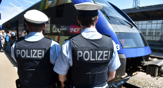 Zwei Bundespolizisten gehen auf dem Bahnhof auf Streife. (Foto: © dpa)