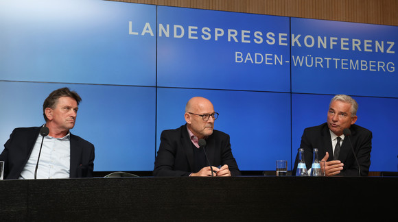 v.l.n.r.: Sozial- und Integrationsminister Manne Lucha, Verkehrsminister Winfried Hermann und der stellvertretende Ministerpräsident und Innenminister Thomas Strobl (Foto: Staatsministerium Baden-Württemberg)