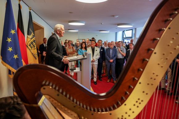 Ministerpräsident Winfried Kretschmann (links) bei seiner Ansprache zu den Gästen