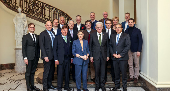 Gruppenbild mit Ministerpräsident Winfried Kretschmann, Staatsminister Dr. Florian Stegmann und den Gästen der American Chamber of Commerce in Germany 