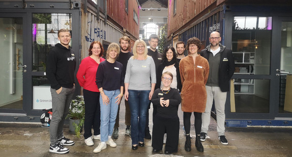 Gruppenfoto: Die Teilnehmenden des Workshops zusammen mit Simone Fischer und Jella Riesterer vom Social Innovations Lab.