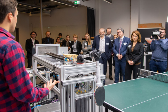 Besuch im Cyber Valley in Tübingen (Bild: Staatsministerium Baden-Württemberg)