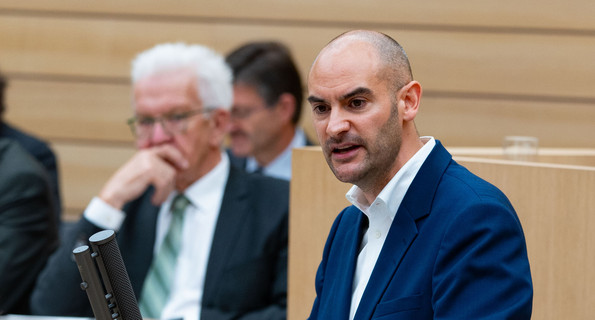 Finanzminister Danyal Bayaz hält im Landtag die Einbringungsrede