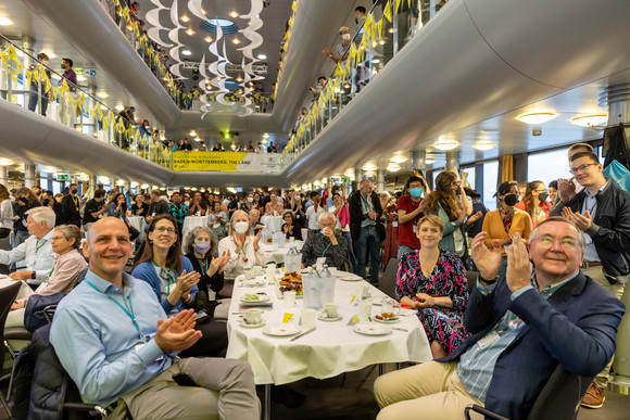 Nobelpreisträgerinnen und -träger und Nachwuchswissenschaftlerinnen und -wissenschaftler auf der „MS Sonnenkönigin“ 