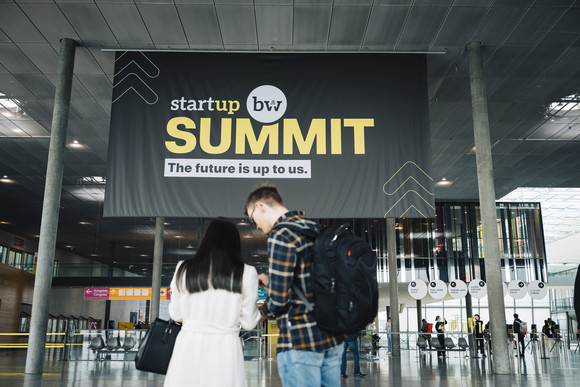 Start-up BW Summit Plakat im Eingang der Messe