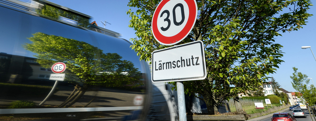 Ein Schild, das auf Tempo 30 und Lärmschutz hinweist, steht auf der Bundesstraße 31.