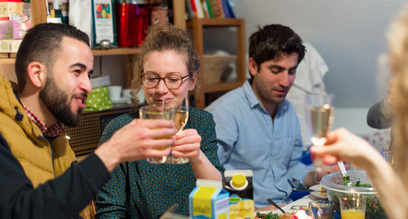 Gemeinsames Essen von Menschen mit und ohne Migrationshintergrund (Quelle: dpa).