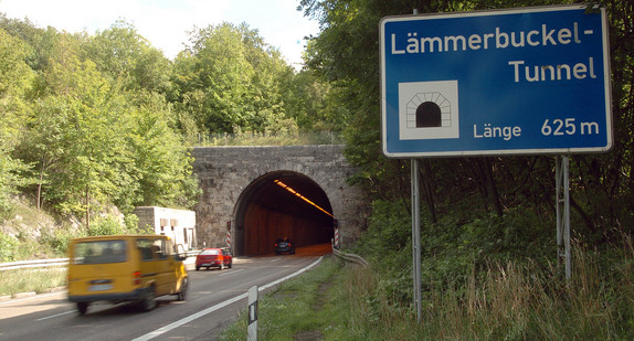 Autos fahren in den Lämmerbuckeltunnel an der Autobahn Stuttgart.