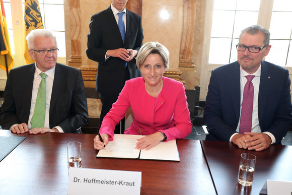 Nicole Hoffmeister-Kraut, Ministerin für Wirtschaft, Arbeit und Wohnungsbau Baden-Württemberg, bei der Unterzeichnung des Bündnisses (Bild: Staatsministerium Baden-Württemberg)