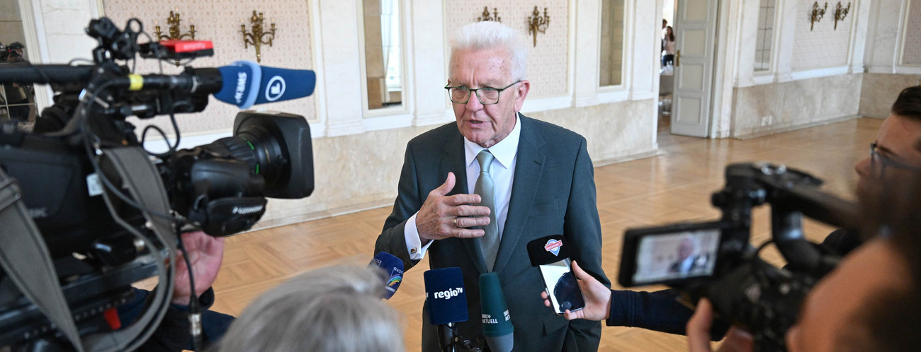 Ministerpräsident Winfried Kretschmann spricht vor Pressevertreterinnen und-vertretern.