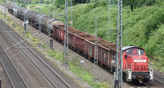 Güterzug fährt auf Rheintalbahn (Bild: © dpa)