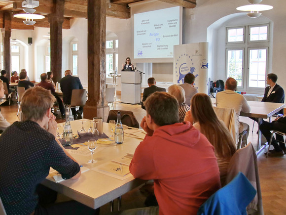 Bürgerinnen und Bürger diskutieren über Europa (Foto: Kim Enderle)