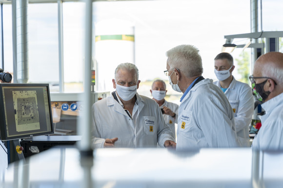 Ministerpräsident Winfried Kretschmann hat im Rahmen seiner Sommertour das Unternehmen Eltroplan Group in Endingen besucht.