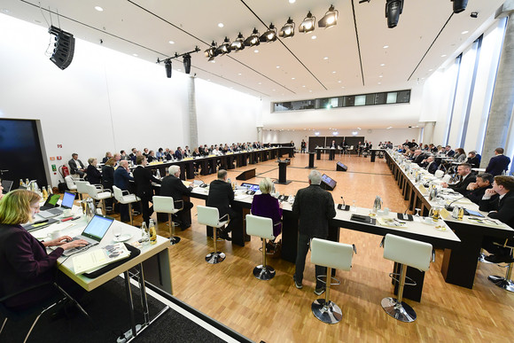 Blick in das Plenum bei der achten Jahresveranstaltung des Strategiedialogs Automobilwirtschaft Baden-Württemberg