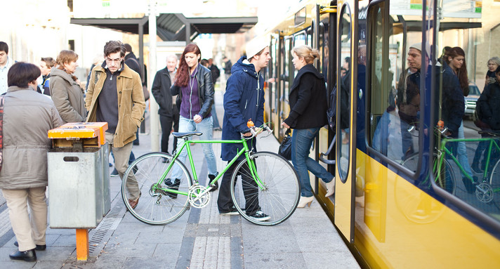 Menschen steigen in die U-Bahn