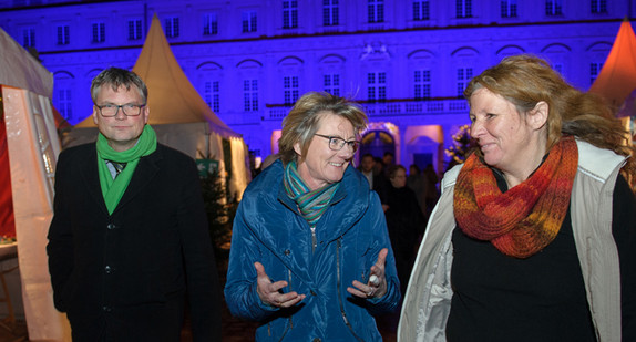 Finanzministerin Edith Sitzmann (M.) besucht das Residenzschloss Rastatt und die Schlossweihnacht im Ehrenhof. (Foto: © Oliver Hurst)