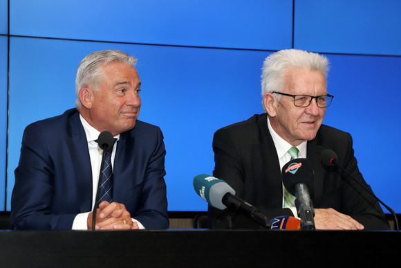 Ministerpräsident Winfried Kretschmann (r.) und Innenminister Thomas Strobl (l.) (Bild: Staatsministerium Baden-Württemberg)