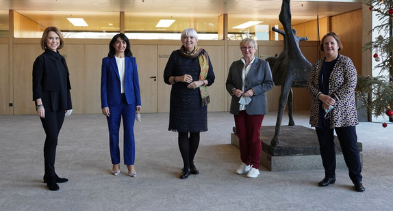 von links nach rechts: Staatssekretärin Petra Olschowski, Landtagspräsidentin Muhterem Aras, Staatsministerin Claudia Roth, Wissenschaftsministerin Theresia Bauer und Kultusministerin Theresa Schopper