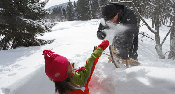 Schneeballschlacht in verschneiter Winterlandschaft; Quelle: Tourismusmarketing Baden-Württemberg