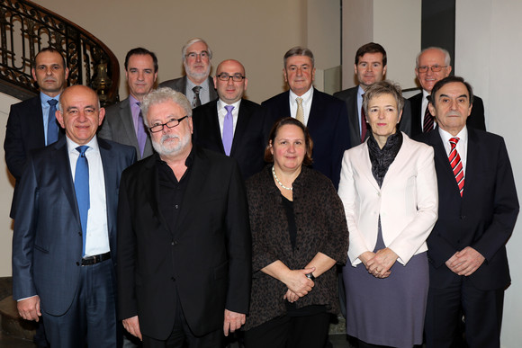 Staatsminister Klaus-Peter Murawski (vorne, 2.v.l.) und Staatssekretärin Theresa Schopper (vorne, M.) mit den in Baden-Württemberg ansässigen Berufskonsuln