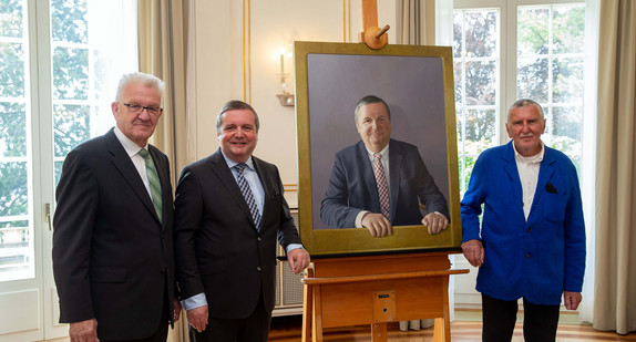 v.l.n.r.: Ministerpräsident Winfried Kretschmann, Ministerpräsident a.D. Stefan Mappus und der Künstler Jan Peter Tripp neben dem neuen Gemälde