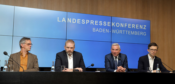 v.l.n.r.: Regierungssprecher Rudi Hoogvliet, Staatssekretär Volker Ratzmann, Innenminister Thomas Strobl und Anno Knüttgen, Vorsitzender der Landespressekonferenz Baden-Württemberg, bei der Regierungspressekonferenz (Bild: Staatsministerium Baden-Württemberg)