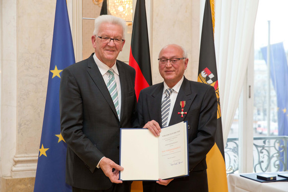 Ministerpräsident Winfried Kretschmann (l.) und Majid Khoshlessan (r.)