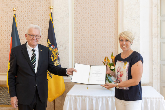 Ministerpräsident Winfried Kretschmann (l.) und Christina Obergföll (r.)