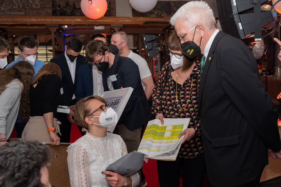 Ministerpräsident Winfried Kretschmann (rechts) im Gespräch mit Anna-Lena Forster (links)