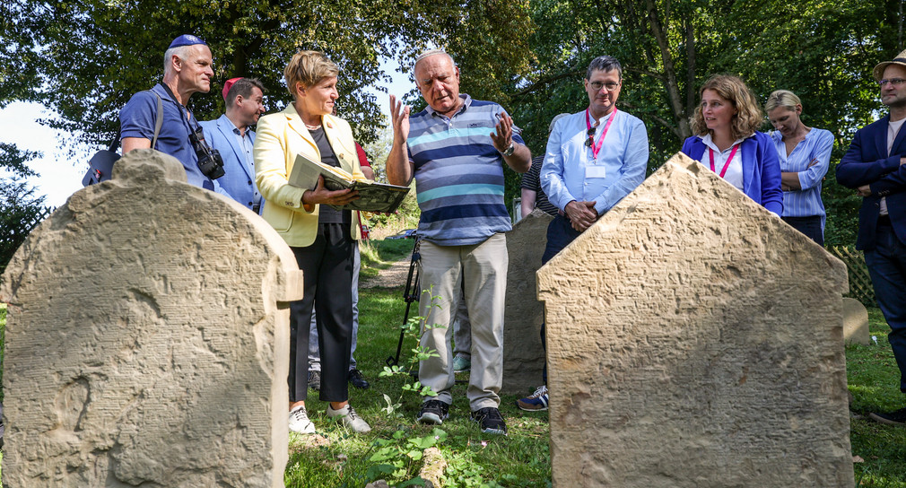 Ministerin Nicole Razavi besichtigt den Jüdischen Friedhof in Kusterdingen-Wankheim. 