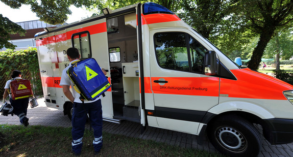 Rettungsassistenten laufen mit den Rettungsrucksäcken zu einem Einsatz. (Foto: © dpa)