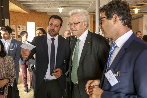 Ministerpräsident Winfried Kretschmann (M.) und Staatssekretär Andre Baumann (r.) am 17. April 2018 in Belgrad beim Besuch des Projekts Ecohub des Stuttgarter Unternehmens Stattwerk, den Umbau eines ehemaligen Bankgebäudes zu einem grünen, energieeffizienten Gebäude