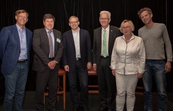 v.l.n.r.: Doug Garland, Prof. Dr. Thomas Hirth, Dr. Guido Appenzeller, Ministerpräsident Winfried Kretschmann, Ministerin Theresia Bauer und Cyriac Roeding bei der Veranstaltung „Enterprising for a better globe: Silicon Valley Insights – Trends und Entwicklungen im Silicon Valley von KI bis Gesundheit“ (Bild: Staatsministerium Baden-Württemberg)