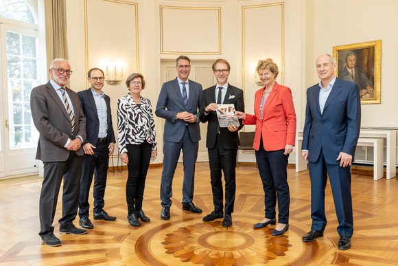 von links nach rechts: Claus Munkwitz, Simon Kistner, Leiter des Amtes für Umweltschutz im Landratsamt Rems-Murr-Kreis, Gerda Stuchlik, Dr. Richard Sigel, Landrat des Rems-Murr-Kreises, Staatsminister Dr. Florian Stegmann, Dr. Gisela Meister-Scheufelen, Vorsitzende des Normenkontrollrats Baden-Württemberg, und Bernhard Bauer