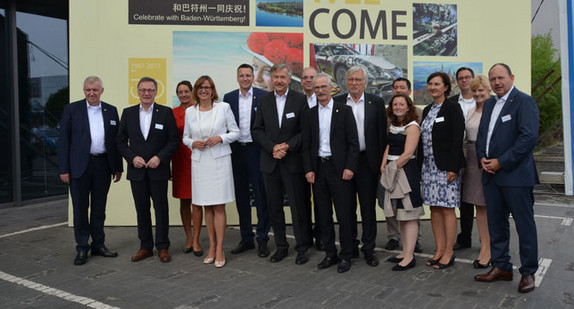 Gruppenbild mit Wirtschaftsstaatssekretärin Katrin Schütz (4.v.l) (Foto: Ministerium für Wirtschaft, Arbeit und Wohnungsbau Baden-Württemberg)