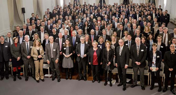 Gruppenbild mit Wissenschaftsministerin Theresia Bauer (vorne, 6.v.r.) beim Neuberufenenempfang 2018 (Foto: © MWK BW / Jan Potente)