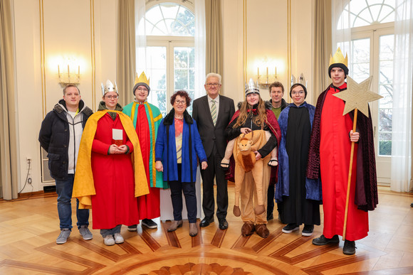 Ministerpräsident Winfried Kretschmann und seine Ehefrau Gerlinde mit der Sternsingergruppe der Kirchengemeinde St. Markus Liebfrauen Eislingen, Diözese Rottenburg-Stuttgart.