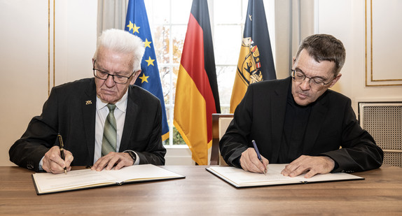 Ministerpräsident Winfried Kretschmann (links) und der designierte Bischof von Rottenburg-Stuttgart, Prälat Dr. Klaus Krämer (rechts), bei der Unterzeichnung der Erklärung.