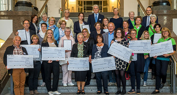 Gruppenfoto der acht Preisträger des Großen Präventionspreises 2017 im Haus der Wirtschaft Stuttgart