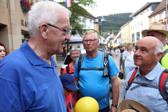 Schramberg: Ministerpräsident Winfried Kretschmann (l.) im Gespräch