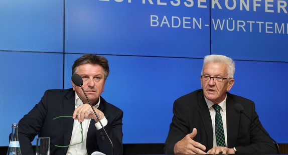 Ministerpräsident Winfried Kretschmann (r.) und Sozial- und Integrationsminister Manne Lucha (l.)