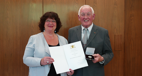 Staatssekretärin Bärbl Mielich (l.) überreicht die Staufermedaille in Gold an Albert Warth (r.). (Foto: Ministerium für Soziales und Integration Baden-Württemberg)