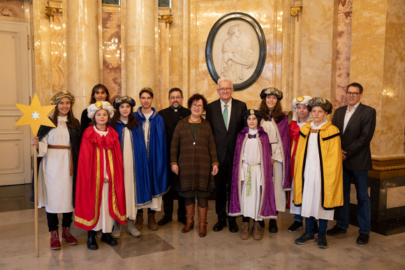 Ministerpräsident Winfried Kretschmann und seine Frau Gerlinde (M.) mit den Sternsingern der Kirchengemeinde St. Anastasia (Baisingen) (Bild: Staatsministerium Baden-Württemberg)