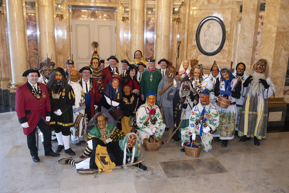 Gruppenbild mit dem Narrenfreundschaftsring Schwarzwald-Baar-Heuberg (Bild: Staatsministerium Baden-Württemberg)